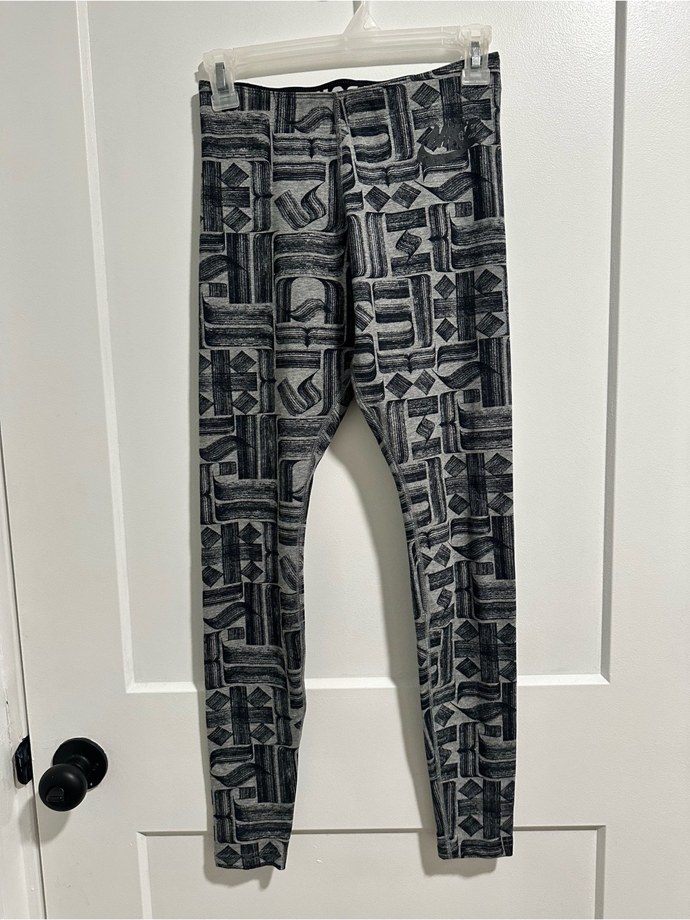 Nike Women's Black and Gray Geometric Leggings